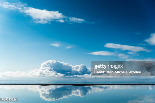 magnifique ciel bleu d'islande - bleu marine stock pictures, royalty-free photos & images