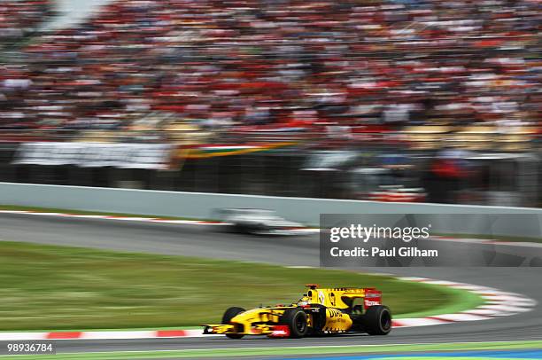 Robert Kubica of Poland and Renault drives during the Spanish Formula One Grand Prix at the Circuit de Catalunya on May 9, 2010 in Barcelona, Spain.