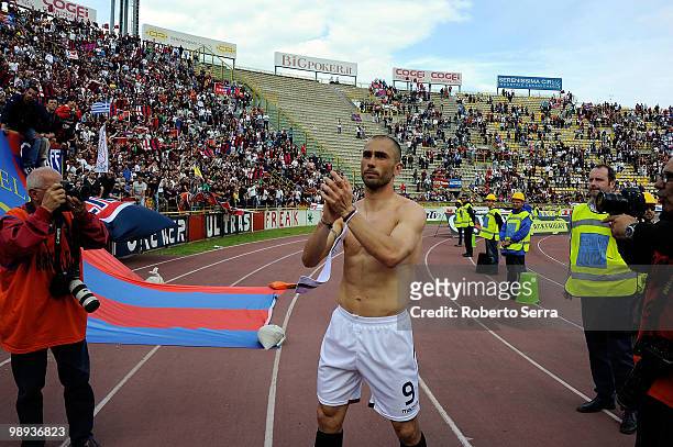 Marco Di Vaio of Bologna FC cheers the supporters of Bologna FC at the end of the Serie A match between Bologna FC and Catania Calcio at Stadio...