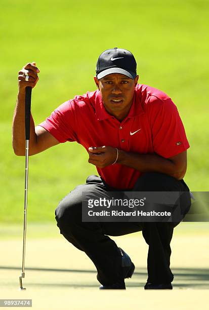 Tiger Woods lines up his putt on the first green during the final round of THE PLAYERS Championship held at THE PLAYERS Stadium course at TPC...