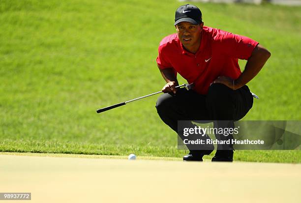 Tiger Woods lines up his putt on the first green during the final round of THE PLAYERS Championship held at THE PLAYERS Stadium course at TPC...