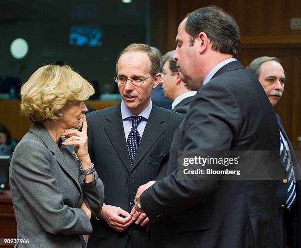 Elena Salgado, Spain's finance minister, left, speaks with Luc Frieden, Luxembourg's finance minister, center, and Josef Proell, Austria's finance...