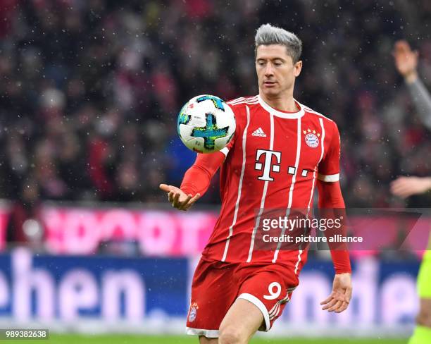 Bundesliga, Bayern Muenchen vs. 1. FC Koeln, 16th play day in the Allianz Arena in Munich, Germany, 13 December 2017. Robert Lewandowski of Bayern...