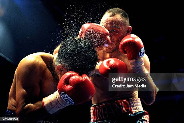 Mexican Urbano Antillon fights Rene Gonzalez of Nicaragua during a Lightweight fight at Bullring Monumental of Aguas Calientes on May 08, 2010 in...