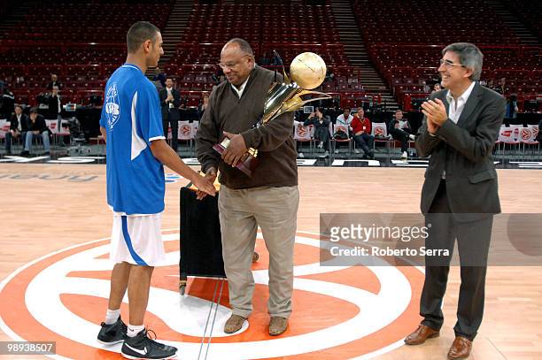 George Raveling , Nike Global Director for Basketball Merchandising awards Mathis Keita , captain of Insep with the Euroleague Junior Tournament...