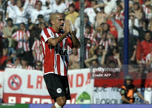 Estudiantes' midfielder Juan Sebastian Veron gestures as he leaves the field after being sent out by referee Federico Beligoy during an Argentina...