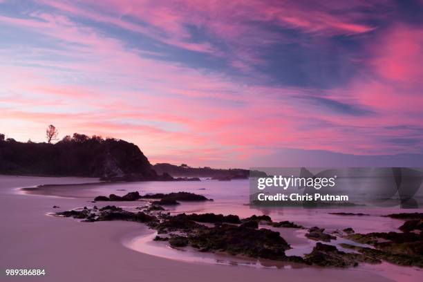 glasshouse rocks beach at sunset - chris putnam fotografías e imágenes de stock