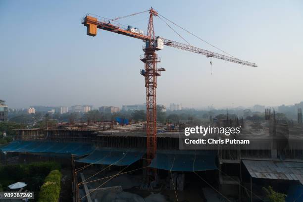 building in mumbai - chris putnam stock pictures, royalty-free photos & images