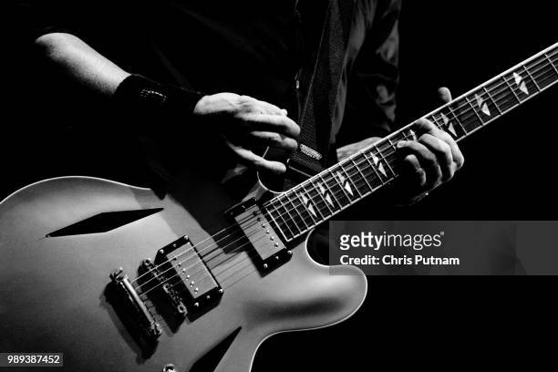 guitarist live - chris putnam stock pictures, royalty-free photos & images