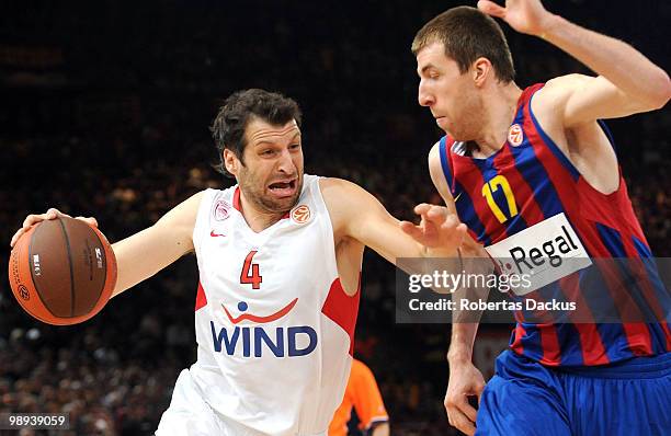 Theodoros Papaloukas, #4 of Olympiacos Piraeus competes with Fran Vazquez, #17 of Regal FC Barcelona in action during the Euroleague Basketball Final...