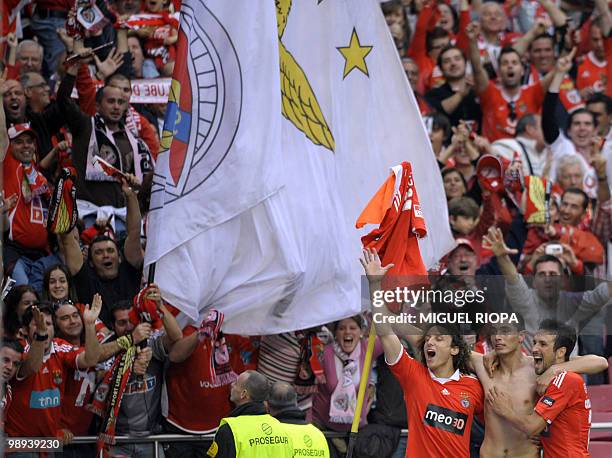 Benfica's Paraguayan forward Oscar Cardozo celebrates with teammates Brazilian defense David Luiz and midfielder Cesar Peixoto after scoring against...