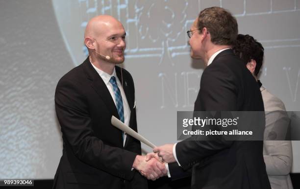 Astronaut Alexander Gerst erhält von Berlins Regierendem Bürgermeister Michael Müller die Urania-Medaille am in Berlin. Er habe als Astronaut der...