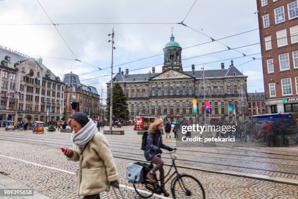 palacio real de ámsterdam, países bajos - palacio real amsterdam fotografías e imágenes de stock