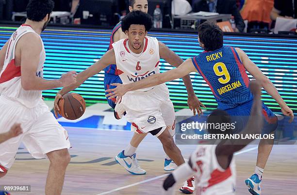 Regal Barcelona's Ricky Rubio vies with Olympiacos Piraeus' Josh Childress during the Euroleague basketball final match Olympiacos Piraeus vs. Regal...