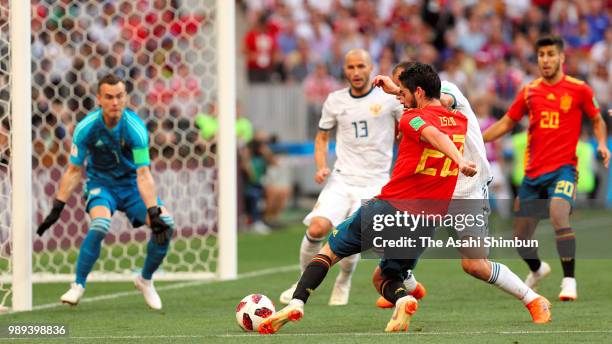 Isco of Spain shoots at goal during the 2018 FIFA World Cup Russia Round of 16 match between Spain and Russia at Luzhniki Stadium on July 1, 2018 in...