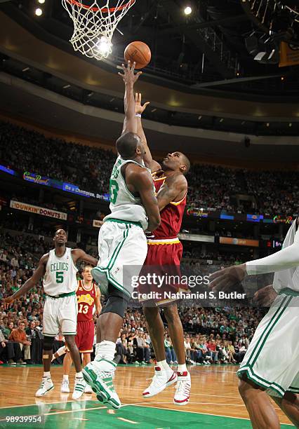 Antawn Jamison of the Cleveland Cavaliers shoots against Kendrick Perkins of the Boston Celtics in Game Four of the Eastern Conference Semifinals...