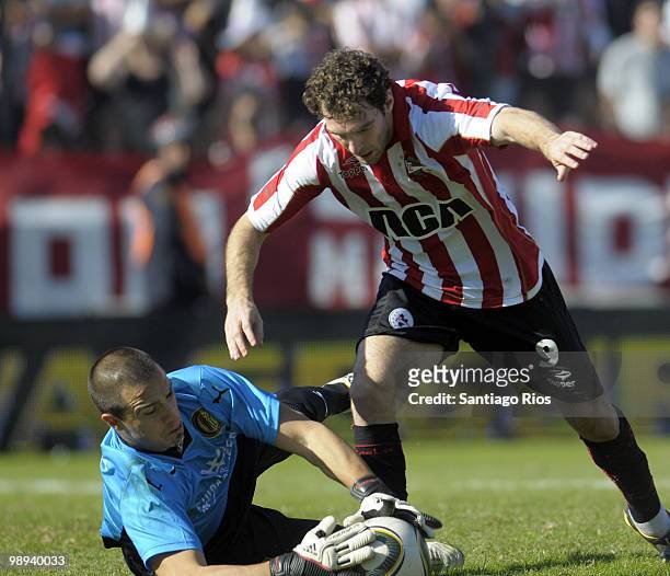 Mauro Boselli of Estudiantes fights for the ball with goalkeeper Hernan Galindez of Rosario Central during an Argentina's first division match on May...
