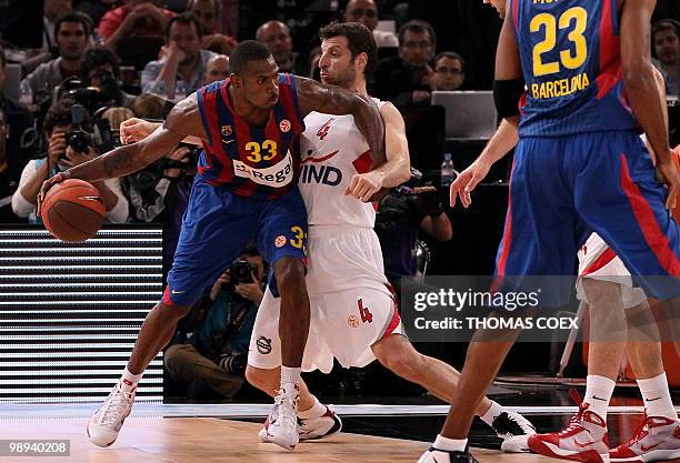 Regal FC Barcelona's Pete Mickeal vies with Olympiacos' Teodoros Papaloukas during the Euroleague basketball final match Regal Barcelona vs....