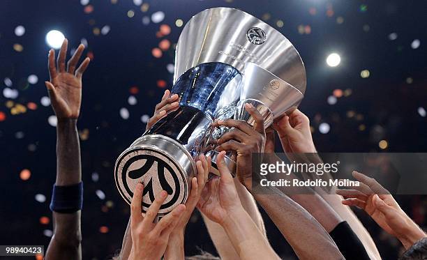 Players of regal FC Barcelona celebrates during the 2009-2010 Euroleague Basketball Champion Awards Ceremony at Bercy Arena on May 9, 2010 in Paris,...