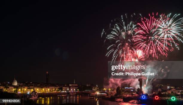 feu d'artifice nantes 2015 - feu d'artifice stockfoto's en -beelden