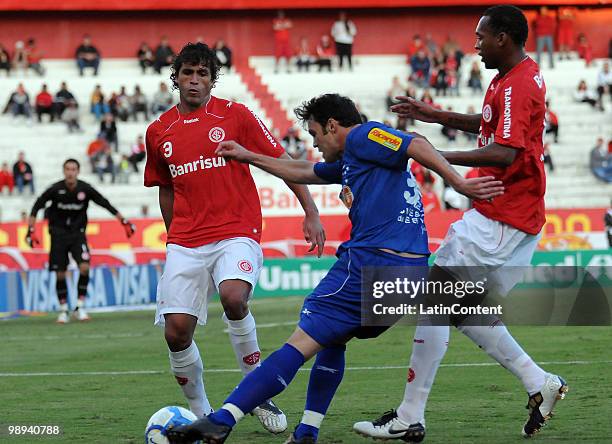 Kleber of Cruzeiro in action during a match against Internacional as part of the Brazilian Championship at Beira-Rio stadium on May 9, 2010 in Porto...