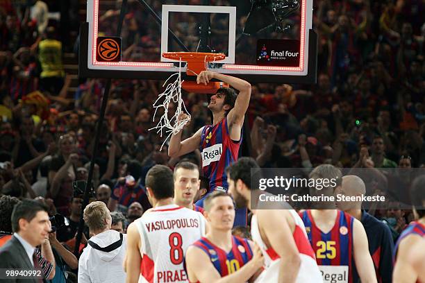 Ricky Rubio, #9 of Regal FC Barcelona takes the net before the 2009-2010 Euroleague Basketball Champion Awards Ceremony at Bercy Arena on May 9, 2010...