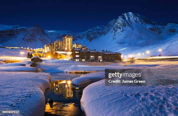 val claret illuminated at night in winter, tignes, france. - tignes stockfoto's en -beelden