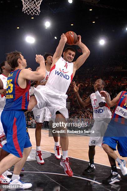 Linas Kleiza of Olympiacos in action during the Euroleague Basketball Final Four Final Game between Regal FC Barcelona vs Olympiacos at Bercy Arena...