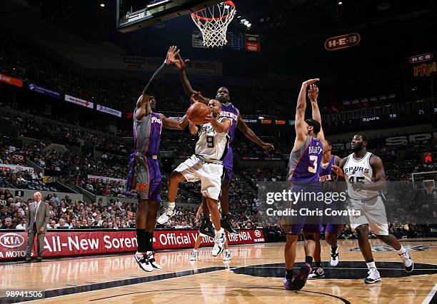 Tony Parker of the San Antonio Spurs shoots against Amar'e Stoudemire and Jason Richardson of the Phoenix Suns in Game Four of the Western Conference...