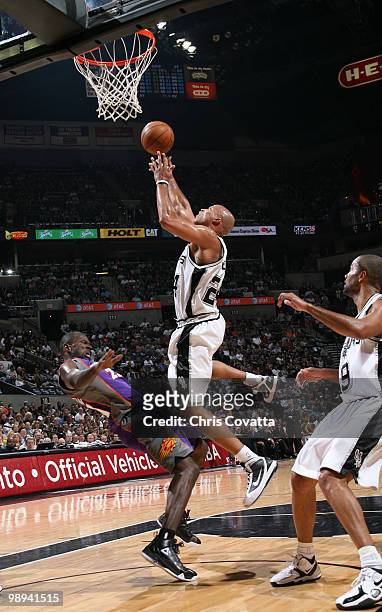 Richard Jefferson of the San Antonio Spurs drives to the basket against Jason Richardson of the Phoenix Suns in Game Four of the Western Conference...