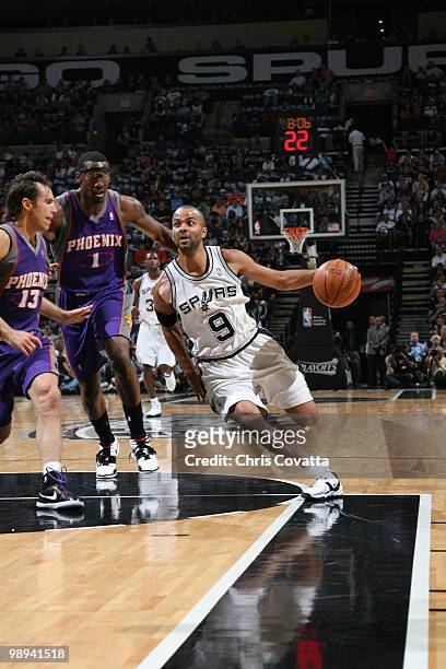 Tony Parker of the San Antonio Spurs drives past Amar'e Stoudemire and Steve Nash of the Phoenix Suns in Game Four of the Western Conference...