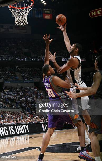 Tim Duncan of the San Antonio Spurs shoots over Jarron Collins of the Phoenix Suns in Game Four of the Western Conference Semifinals during the 2010...