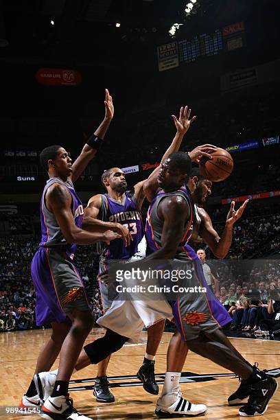 Tim Duncan of the San Antonio Spurs drives against Channing Frye, Grant Hill and Jason Richardson of the Phoenix Suns in Game Four of the Western...