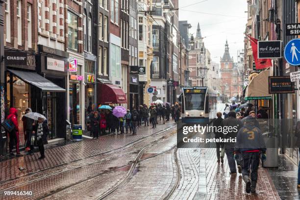 verkehr auf einer straße in amsterdam - one direction group stock-fotos und bilder