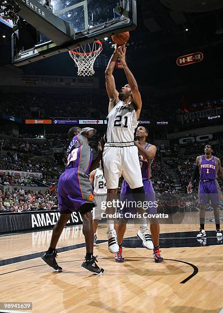 Tim Duncan of the San Antonio Spurs shoots over Jason Richardson of the Phoenix Suns in Game Four of the Western Conference Semifinals during the...