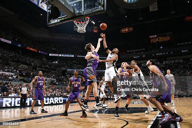Tony Parker of the San Antonio Spurs shoots over Gordan Dragic of the Phoenix Suns in Game Four of the Western Conference Semifinals during the 2010...