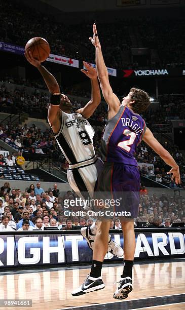 Tony Parker of the San Antonio Spurs shoots against Gordan Dragic of the Phoenix Suns in Game Four of the Western Conference Semifinals during the...