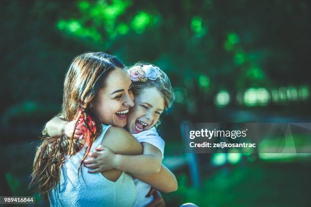 giovane donna con bambino in abito bianco con palloncini colorati all'aperto - mamma bambina palloncino bianco foto e immagini stock