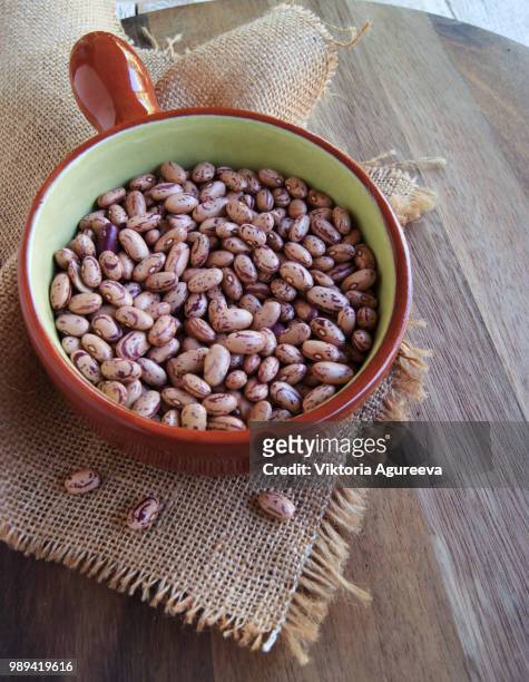 bowl with raw beans in a rustic style - arroz de grão curto imagens e fotografias de stock