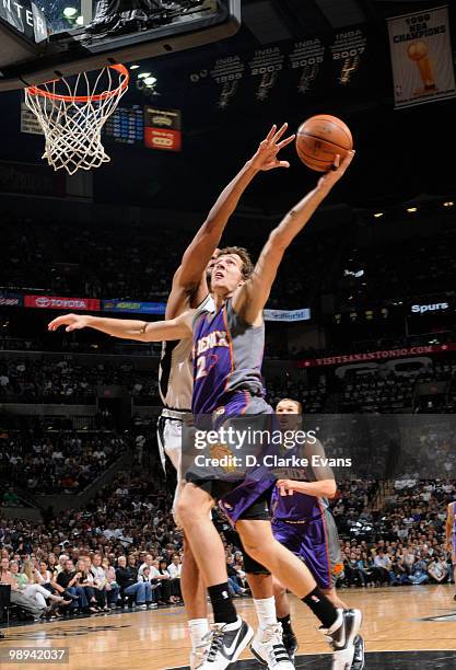 Gordan Dragic of the Phoenix Suns shoots against Tim Duncan of the San Antonio Spurs in Game Four of the Western Conference Semifinals during the...