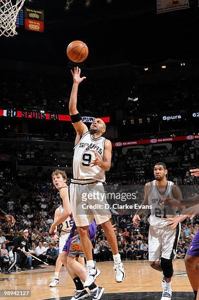 Tony Parker of the San Antonio Spurs shoots against the Phoenix Suns in Game Four of the Western Conference Semifinals during the 2010 NBA Playoffs...
