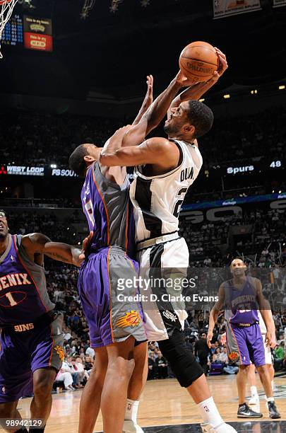 Tim Duncan of the San Antonio Spurs shoots against Channing Frye of the Phoenix Suns in Game Four of the Western Conference Semifinals during the...