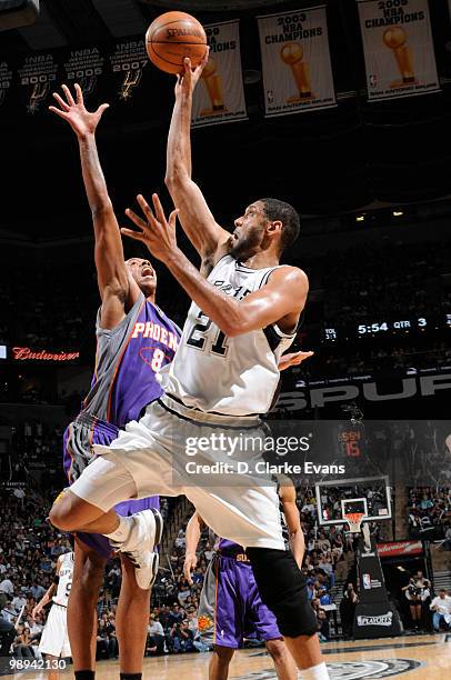 Tim Duncan of the San Antonio Spurs shoots against Channing Frye of the Phoenix Suns in Game Four of the Western Conference Semifinals during the...