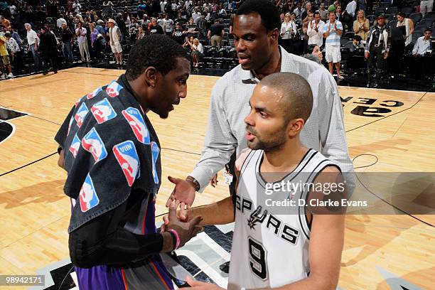 Tony Parker of the San Antonio Spurs and David Robinson, former player of the San Antonio Spurs shakes hands with Amar'e Stoudemire of the Phoenix...