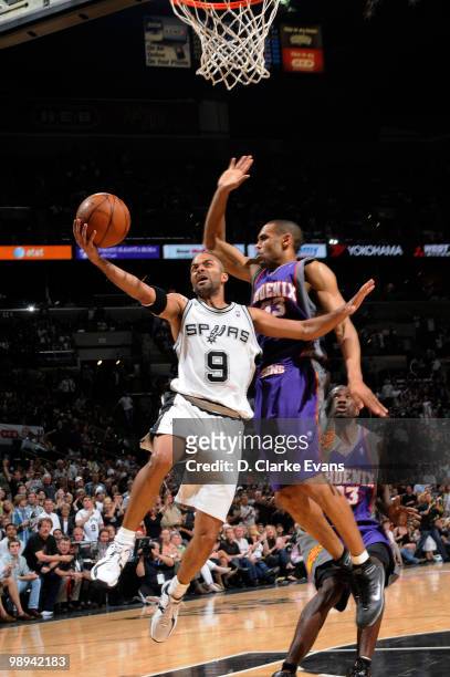 Tony Parker of the San Antonio Spurs shoots against Grant Hill of the Phoenix Suns in Game Four of the Western Conference Semifinals during the 2010...