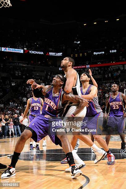Amar'e Stoudemire of the Phoenix Suns guards Tim Duncan of the San Antonio Spurs in Game Four of the Western Conference Semifinals during the 2010...