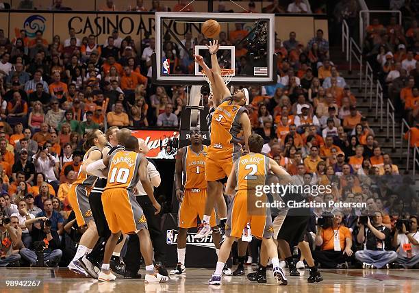 Jared Dudley of the Phoenix Suns reaches for a jump ball during Game Two of the Western Conference Semifinals of the 2010 NBA Playoffs against the...