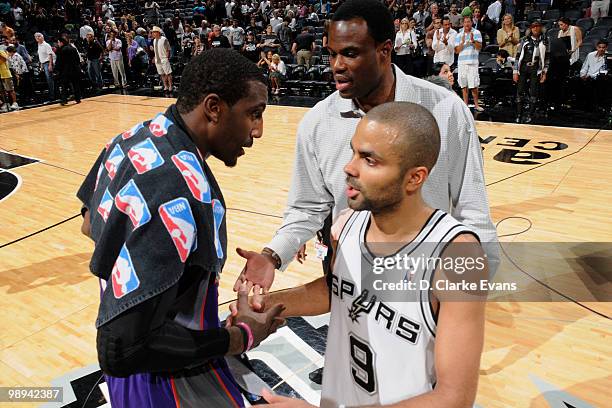 Tony Parker of the San Antonio Spurs and David Robinson, former player of the San Antonio Spurs shakes hands with Amar'e Stoudemire of the Phoenix...