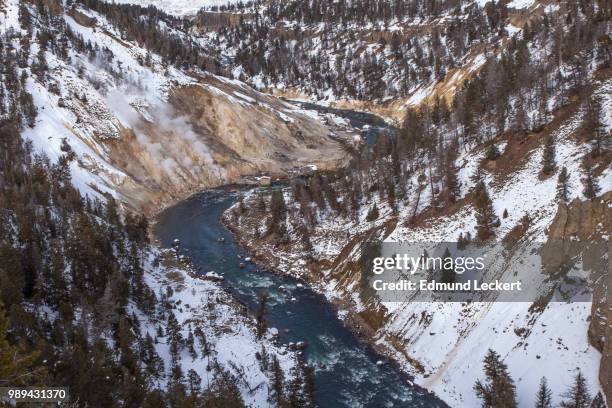 steaming river, yellowstone national park, wyoming - leckert fotografías e imágenes de stock