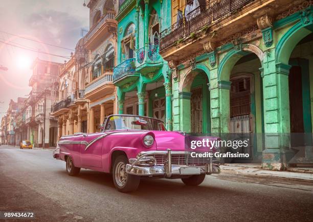 vintage classico rosa americano oldtimer convertibile nel centro storico di l'avana cuba - cuba foto e immagini stock